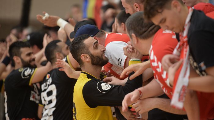 VIDEO | Dinamo a primit un impuls din partea fanilor înaintea marelui derby cu Steaua din finala Ligii Naționale. Un jucător important din istoria recentă a echipei a venit special din Ungaria pentru a-și încuraja colegii
