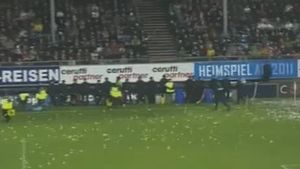 VIDEO SENZAȚIONAL** Protest neobișnuit în Elveția! Fanii lui FC Basel au aruncat în teren sute de mingi de tenis