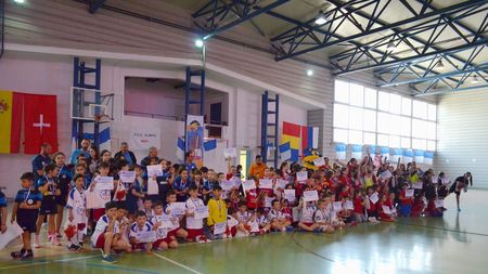 FOTO | 250 de copii au participat la un festival de babyhandbal și minihandbal la Mizil 