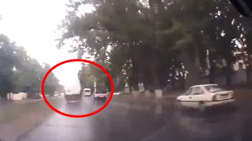 VIDEO INCREDIBIL: Ce se întâmplă dacă treci peste o gură de canal cu 50km/h