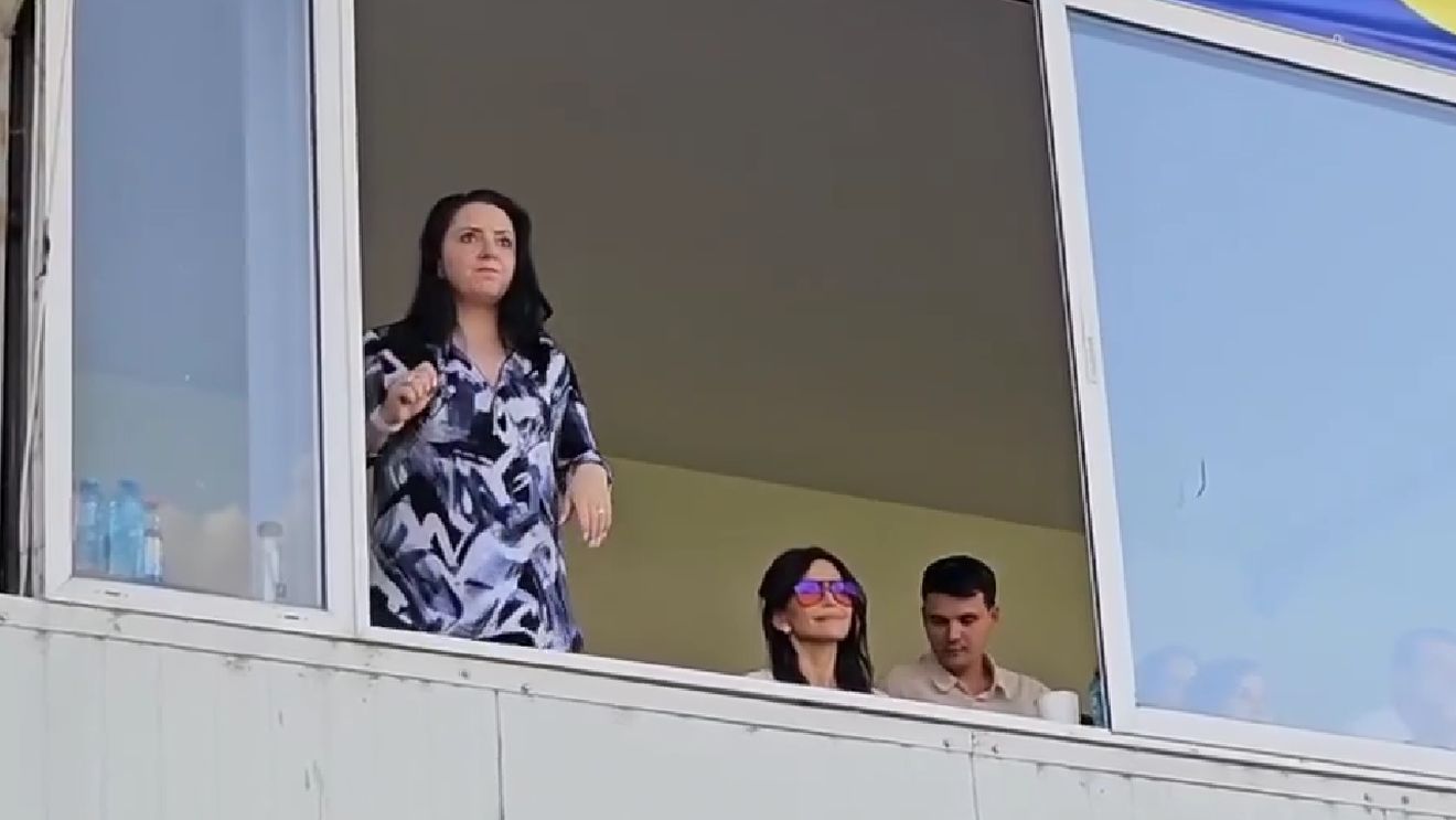 Apariție inedită. Fiica patronului de la Metaloglobus, show cu U Cluj: a dat indicații şi a țipat la acțiunile gazdelor!
