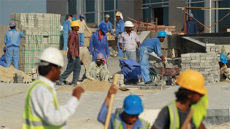 „The Guardian" aruncă bomba: 6.500 de muncitori au murit în accidente de muncă pentru a construi stadioane pentru Cupa Mondială din Qatar 2022!