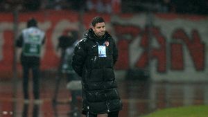 Flavius Stoican a explicat de ce i-a oferit banderola lui Alexe și a dezvăluit problemele din vestiarul lui Dinamo: "Am simțit că jucătorii nu sunt bine încă din autocar"