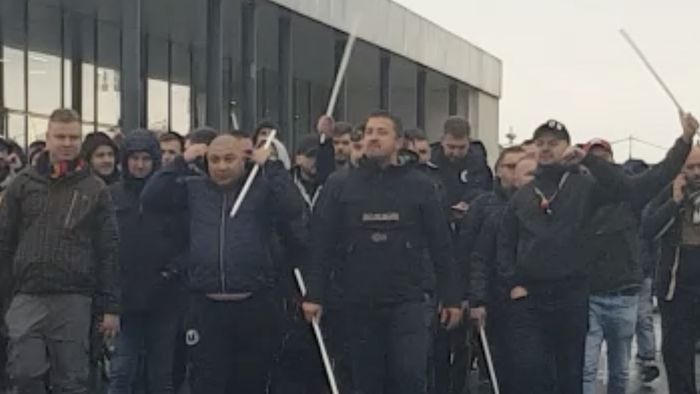Incidente între galerii înainte de UTA Arad - U Cluj! Fanii celor două echipe au forțat o confruntare, dar au fost opriți de poliție | VIDEO