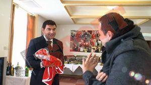 FOTO** Astea sunt cele mai tari cadouri primite de Borcea de ziua lui! Vezi cum l-a convins "Leonidas" pe Măruță să devină "câine roșu"