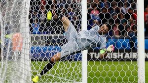 COMEDIE | Momentul care nu s-a văzut la TV după Italia - Belgia. Ce se întâmplă când Buffon dă în mintea copiilor