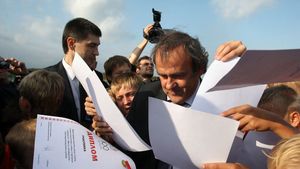 Platini se împiedică de FIFA în revoluția EURO! De ce adăugarea a 8 echipe din 2016 nu va combate "monotonia și stagnarea" fotbalului