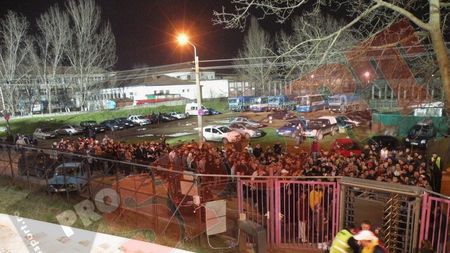 FOTO** Haos la porți, 16.000 de fani în tribune!