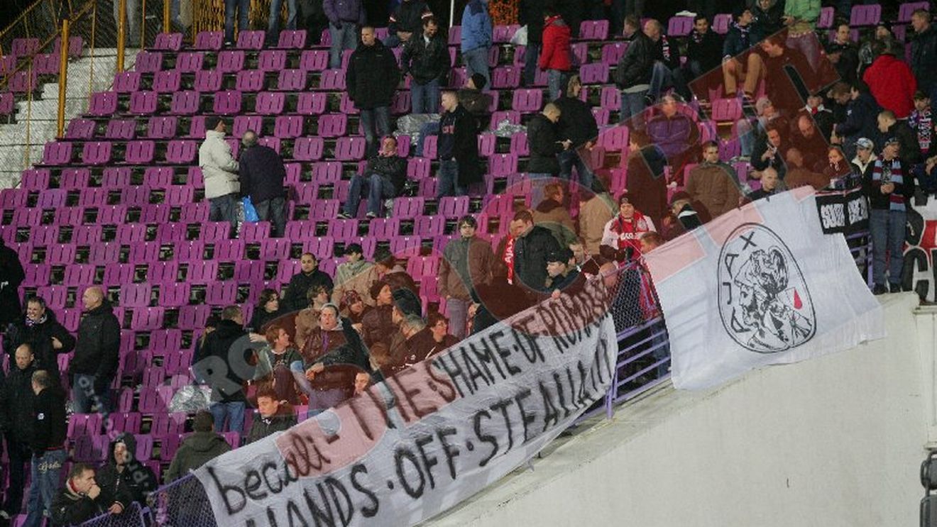 FOTO Fanii lui Ajax, nemiloși:** "Becali, rușinea României! Jos mâinile de pe Steaua!"