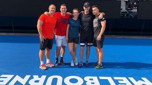 "Cahill dirijează din punct de vedere tactic, Pavel lovește mingea cu ea". Simona Halep, la antrenament în Melbourne | FOTO 
