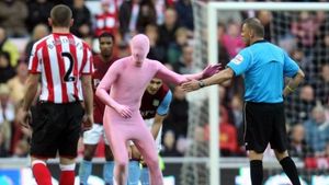 VIDEO** Nici arbitrul nu l-a putut opri! Pantera roz a invadat un teren din Anglia