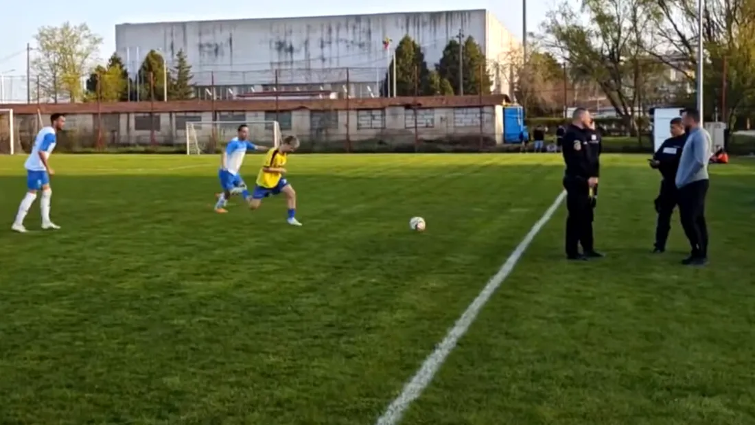 VIDEO | Imagini incredibile din Vaslui, unde jandarmii au intrat pe teren pentru a legitima în timpul meciului un antrenor! ”Un moment unic în istoria fotbalului”