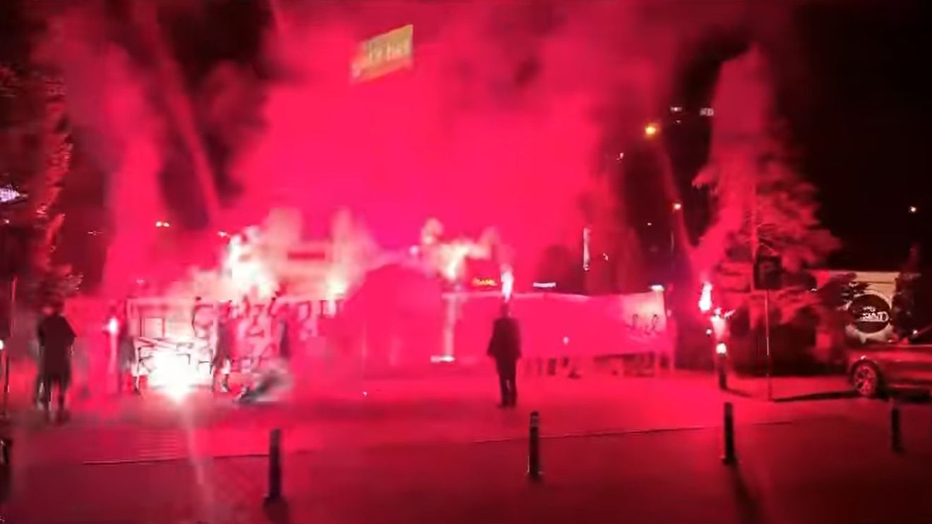 Crește tensiunea derby-ului Rapid - Petrolul! Bannerul afișat chiar pe Podul Grant de către ultrașii prahoveni | FOTO