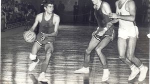 Dinamo - Steaua sau "Securitatea vs Armată". Cum percepe derby-ul de duminică o legendă a baschetului românesc. "Rolul jucat de Securitate a avut o influență nefastă asupra celor înrolați sau racolați, nu de puține ori prin șantaj"