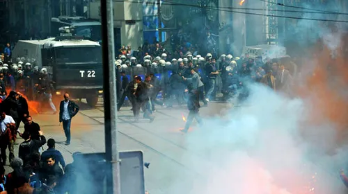 FOTO Situație explozivă în Turcia. Ciocniri violente între fanii celor mai importante cluburi din Istanbul și Poliție. Motivul: introducerea unui sistem electronic de ticketing