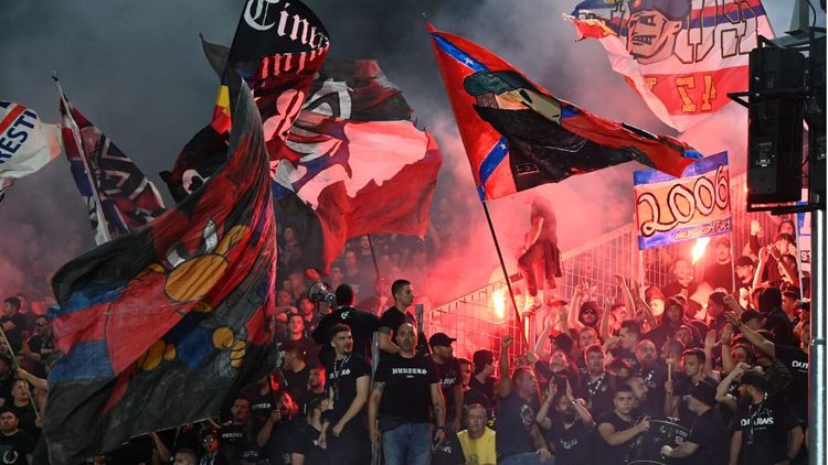 Au intrat mascații peste suporterii Stelei care l-au atacat pe fanul lui Dinamo! 10 mandate de percheziție și opt mandate de aducere au lovit în galeria roș-albastră!