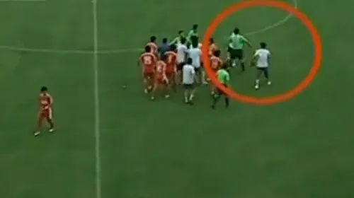 VIDEO **Un fan furios a sărit la gâtul arbitrului, la un meci din China