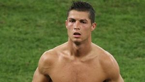 Ronaldo, surprins într-un bar de gay!