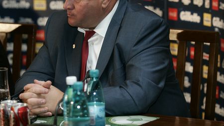 "La Dinamo e mai greu cu butoanele"