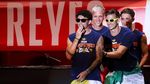 Imaginile fac înconjurul lumii: doi fotbaliști din naționala Spaniei s-au sărutat pe gură în timpul petrecerii pentru titlul mondial!