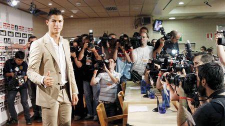 Ronaldo, "mai popular decât Dumnezeu"