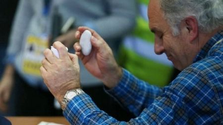 Ora și incidentul pentru Răzvan Lucescu în Grecia. Un bărbat a intervenit în conferința sa de presă și l-a întrebat "e același lucru dacă te lovesc cu o piatră sau cu o rolă de hârtie?". Ce a urmat