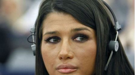 Cea mai dură reacție după prima zi a referendumului pentru familie: "Nu poate niciodată vreun decident să spună că noi nu suntem familie!"