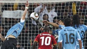 Uruguayenii: "Mâinile lui Dumnezeu sunt 'celeste'"** Africanii: "Suarez e un trișor"