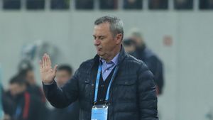 Cel mai iubit dintre dinamoviști! FOTO | Rednic, luat în brațe și pupat de fani, după derby: "Nea Mircea, vă iubim!"