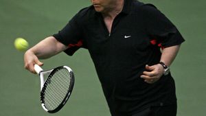 VIDEO | Sir Elton John a căzut cu scaunul în timpul un meci de tenis. "Am râs toată noaptea după ce am văzut filmulețul"