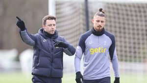 O nouă amenințare pentru statutul lui Radu Drăgușin la Tottenham. Lista de transferuri a lui Ange Postecoglou conține 5 nume și unul este un fundaș central de top, cu CV important în Premier League