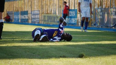 Mansour are genunchi de sticlă