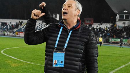 Elevii lui Mircea Rednic, șase antrenamente pe săptămână online, prin Zoom. Cum vor fi testați jucătorii și staff-ul