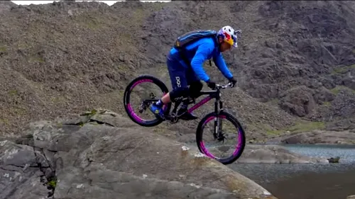 VIDEO | Sport extrem sau nebunie curată? Un ciclist scoțian a sfidat moartea la o altitudine de 992 de metri