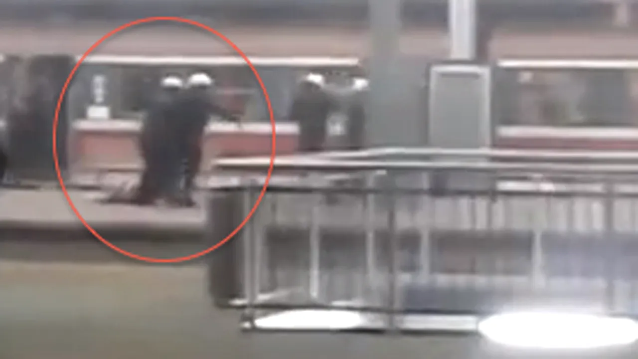 VIDEO TERIFIANT** Doi polițiști târăsc corpul inert al unui suporter! Ce s-a întâmplat înaintea unui meci din Polonia