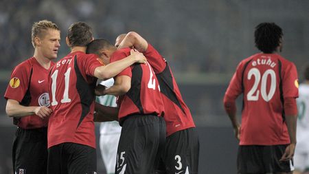 Din seria "cenușa vulcanică"! **Fulham, antrenament pe autostradă, înainte de Hamburg