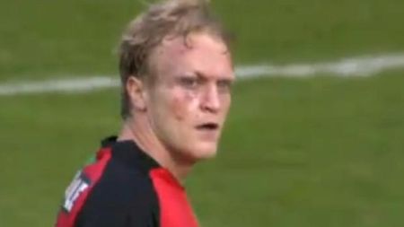 VIDEO ÎNGROZITOR** Cum să scapi după ce te-a "lovit trenul"! L-a călcat pe cap ca să-și apere poarta