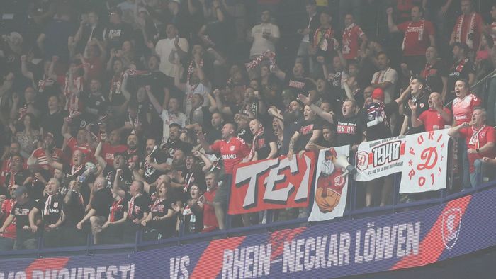 Handbaliștii lui Dinamo, reverență în fața fanilor după Final Four-ul European League. „Am vorbit între noi și am zis asta!". EXCLUSIV