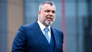 Răzvan Burleanu a vrut să îl pună pe Cosmin Olăroiu selecționer, dar totul a picat din cauza ofertei de la Al-Sharjah. Salariul fabulos pe care îl primește antrenorul român în Emirate | EXCLUSIV