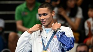 Ce s-a întâmplat la nici o săptămână distanță după ce David Popovici a primit două mașini de la Ion Țiriac, în valoare de 100.000 de euro! Campionul olimpic a fost fotografiat în Sinaia, la volan, dar magnatul nu va fi foarte încântat când va vedea ce a decis tânărul