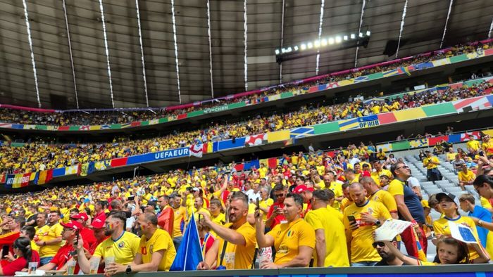 Românii iau cu asalt la Koln afacerea de milioane de euro a campionului mondial Lukas Podolski! Cât costă mâncarea favorită a fanilor tricolori la EURO! REPORTAJ VIDEO
