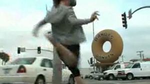 VIDEO Ronaldinho, provocat de două fane! Cum să treci mingea printr-o gogoașă uriașă