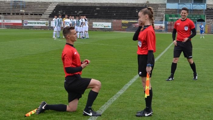 Nimic nu e imposibil în fotbalul românesc: cerere în căsătorie inedită la Oradea. Protagoniști au fost tușierii! | VIDEO