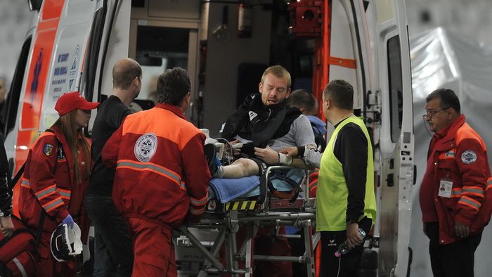 FOTO | Veselovsky s-a accidentat grav în meciul cu Astra. Portarul a suferit o comoție cerebrală și a fost luat cu ambulanța de la stadion