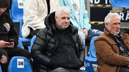 Marius Șumudică îl pune la punct pe fotbalistul Universității Craiova care l-a ironizat: „Când te duci la duș ai pe spate urme de la scaun, că stai doar pe bancă!”