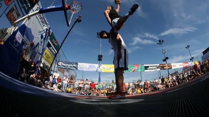 C.E. de Slamdunk vine la București