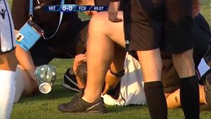 Momente de panică la Ovidiu! Fotbaliștii s-au oprit imediat din joc, medicii au fost chemați de urgență | FOTO