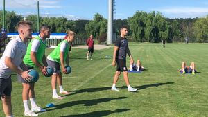 Rapid s-a reunit și pregătește debutul în Liga 1! Daniel Niculae: „Ne așteaptă un an foarte greu!”. Ce spune despre transferuri și despre Cristi Săpunaru + Pe ce stadion vor juca giuleștenii | FOTO & VIDEO