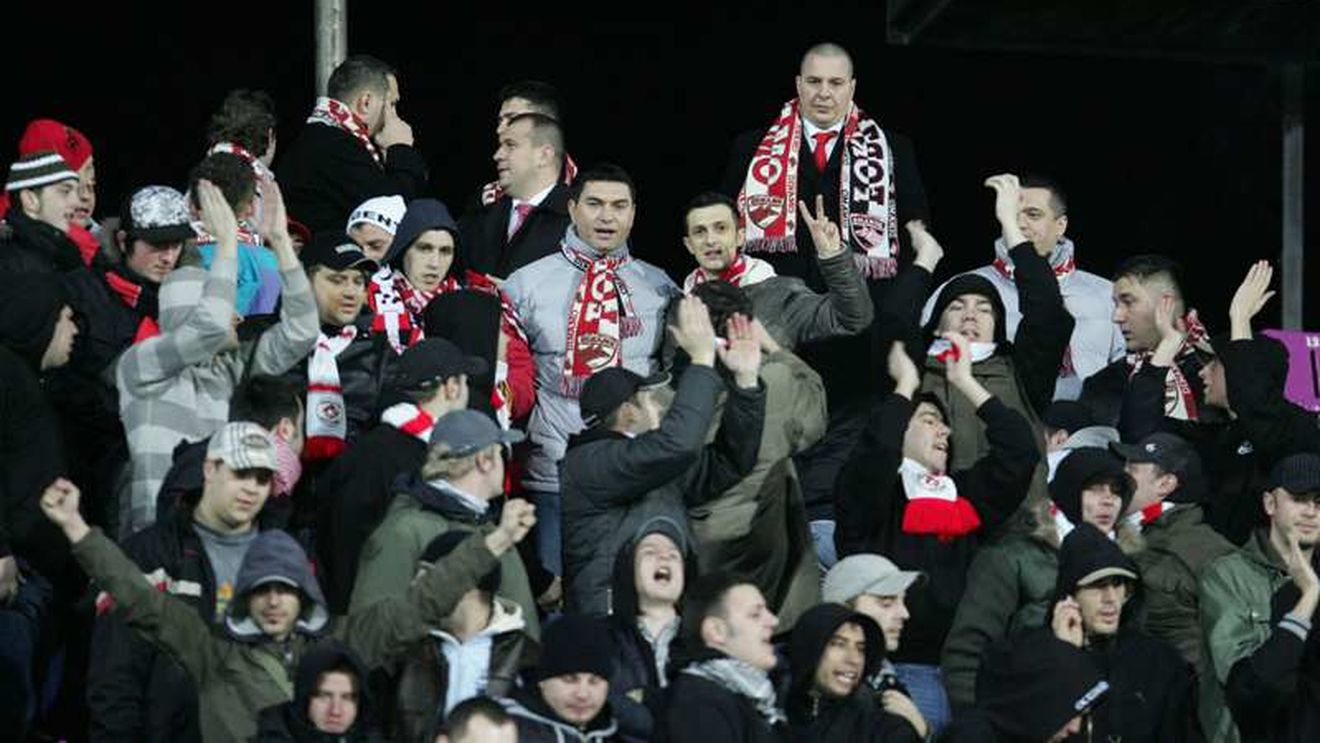 „Cine nu cântă tot meciul** pleacă acasă"