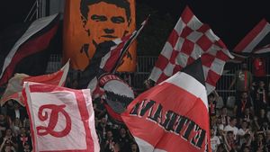 Rivalii de la Dinamo nu s-au putut abține. Ce au postat chiar înainte de FCSB - Manchester United